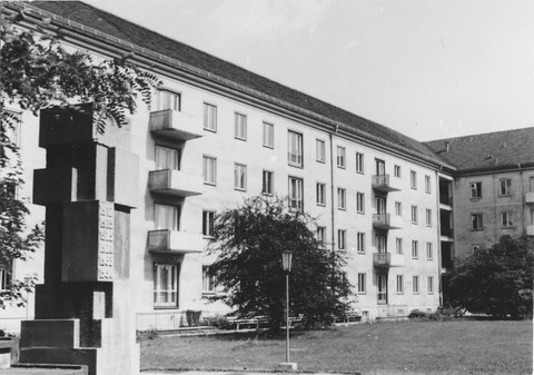Wohnheime auf dem Campus an der Hospital-/Wilhelm-Buck-Straße mit Bruno-Kühn-Stele