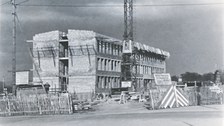 Die Poliklinik der TU sowie der HfV an der Luckasstraße im Bau um 1966
