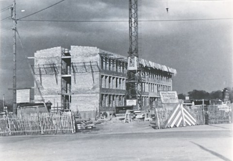 Die Poliklinik der TU sowie der HfV an der Luckasstraße im Bau um 1966