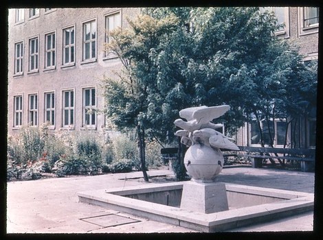 Brunnenplastik vor dem Potthoffbau um 1955