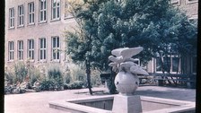 Brunnenplastik vor dem Potthoffbau um 1955