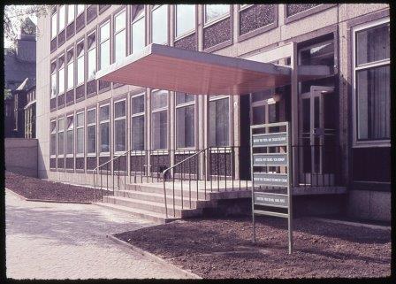 Aufnahme nach Fertigstellung des Walter-Hempel-Baus im Jahr 1961. Eingangsbereich an der Mommsenstraße