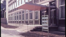 Aufnahme nach Fertigstellung des Walter-Hempel-Baus im Jahr 1961. Eingangsbereich an der Mommsenstraße
