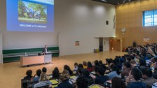 großer Hörsaal im Hörsaalzentrum während einer Präsentation zum Studienstart