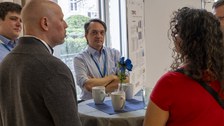 Impression der HPC-Konferenz; 5 Personen im Gespräch an einem Tisch