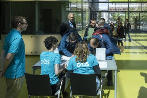 Teilnehmende bei der Registrierung
