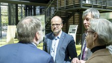 V.l.n.r:  Prof. Wolfgang Nagel, Prof. Lars Bernard und Prof. Ramin Yahyapour und Prof.in Ursula Staudinger: Gespräch im Foyer der Fakultät Informatik