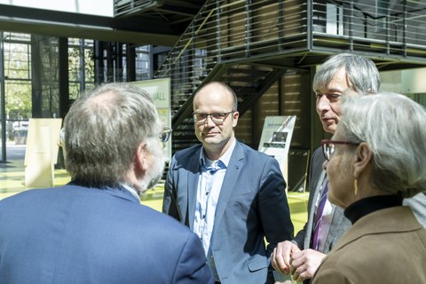 V.l.n.r:  Prof. Wolfgang Nagel, Prof. Lars Bernard und Prof. Ramin Yahyapour und Prof.in Ursula Staudinger: Gespräch im Foyer der Fakultät Informatik