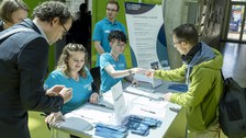 Teilnehmende bei der Registrierung