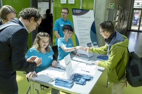 Teilnehmende bei der Registrierung