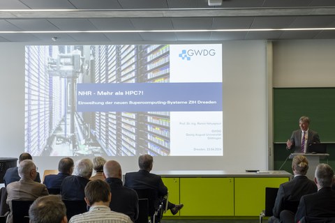 Keynote von Prof. Dr. Ramin Yahyapour mit Publikum im Vordergrund