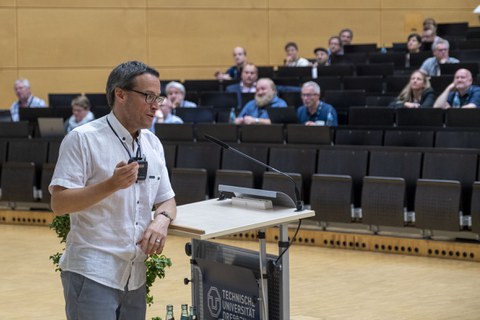 Fotografie von Prof. Dr. Ivo Sbalzarini während der Keynote auf der ZKI-Herbsttagung 2023