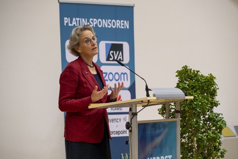 Fotografie von Prof. Dr. Urusla M. Staudinger, Rektorin der TU Dresden beim Grußwort im Audimax.