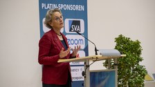 Fotografie von Prof. Dr. Urusla M. Staudinger, Rektorin der TU Dresden beim Grußwort im Audimax.