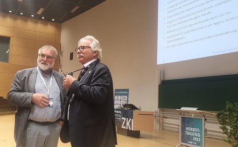 Fotografie von Prof. Dr. Wolfgang E. Nagel und Prof. Dr. Günther Hasinger im Auditorium des Hörsaalzentrums der TU Dresden. 