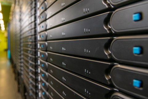 Foto eines aktuellen HPC-Racks aus einer starken Perspektive mit Fokus auf Nahaufnahme/Detailaufnahme im Vordergrund.