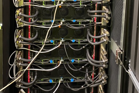 Blick in ein Rack des 2021 in Betrieb genommenen KI-Clusters im Rechenzentrum des ZIH (LZR)