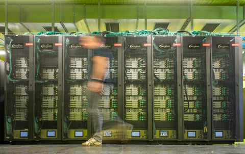 Frontalaufnahme des Capella-Clusters - im Vordergrund verschwommen ein vorbeilaufender Mitarbeiter