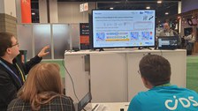Foto des Vortragenden vor während einer Präsentation bei einem Sofa-Talk am gemeinsamen Messestand von ZIH und ScaDS.AI.