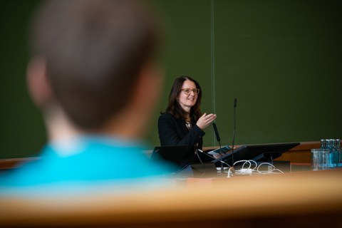 Foto von Prof. Heike Graßmann (Staatssekretärin im SMWKT) während ihres Grußwortes zur Euro-Par 2025.