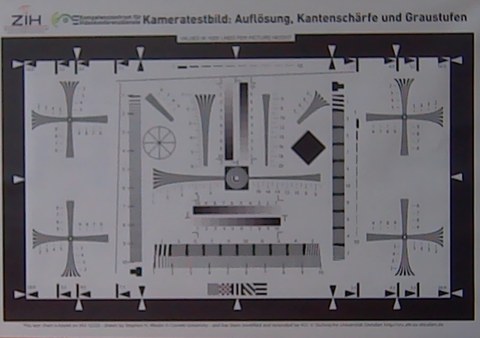 Tageslicht; Testbild schwarz-weiß maximaler  Zoom