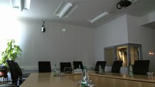 Komplett beleuchtet geschlossene Vorhänge