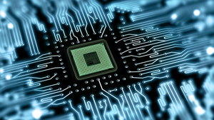 Das Foto zeigt eine Nahaufnahme von einem Mikrochip. Die blauen Linien, die von dem Chip weggehen, werden zum Bildrand hin unscharf.