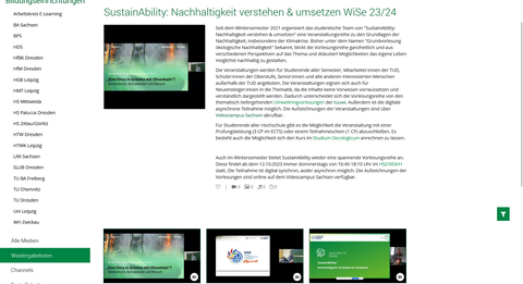 Die Abbildung zeigt den Screenshot einer Website. Im linken Bereich ist ein Navigationsbaum, dessen Überschrift „Bildungseinrichtungen“ heißt. Der rechte Bereich trägt die Überschrift „SustainAbility: Nachhaltigkeit verstehen & umsetzen WiSe 23/24“. Darunter ist ein Bild, rechts daneben ein Text. Im unteren Teil der Website sind nebeneinander drei Standbilder von Videos angeordnet. Alle Bilder auf der Seite sind in grünen Farben gehalten. 