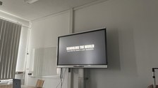 Foto eines Bildschirms in einem Seminarraum