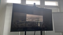 Foto eines Bildschirms in einer Ausstellung