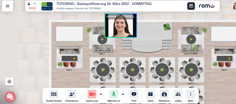 Screenshot: Videokonferenzraum Remo, Grafik mit Draufsicht auf einen Raum mit vielen Tischen und Stühlen drumherum
