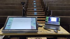Aufbau Aufnahme, Dozentenpult im Hörsaal mit Laptop, Tablet und Kamera