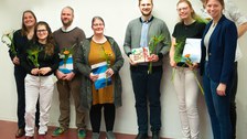 Preisträger:innen des Wettbewerbs E-Learning-Schmuckstück 2023 mit Urkunden und Blumen
