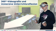 Foto eines Raumes mit Tisch in der Mitte, darum sind bunte Stühle gestellt. An der Wand steht ein großer Bildschirm. Rechts im Vordergrund ist eine Person mit VR-Brille und jeweils einem Controller in jeder Hand zu sehen. Rechts oben im Foto befindet sich ein großes weißes Rechteck mit folgendem Textinhalt: "Fachdidaktik Informatik: 360°- Videografie und immersive Unterrichtsreflexion". Am unteren Rand steht weiß hinterlegt: "EDUINF Education in Informatics DDI". 