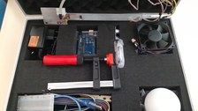 Foto eines aufgeklappten Koffers, darin befinden sich eine Schraubzwinge und mehrere Elektrobauteile. 