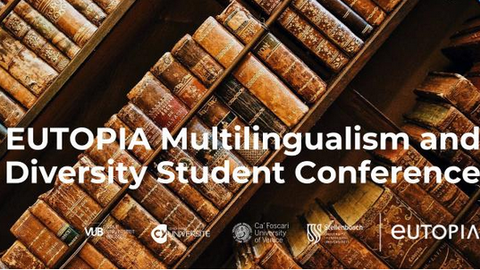 Alte, dicht aneinandergereihte Bücher in einem Regal, diagonal fotografiert. Darüber der Schriftzug: „EUTOPIA Multilingualism and Diversity Student Conference“. Logos mehrerer europäischer Universitäten am unteren Bildrand.