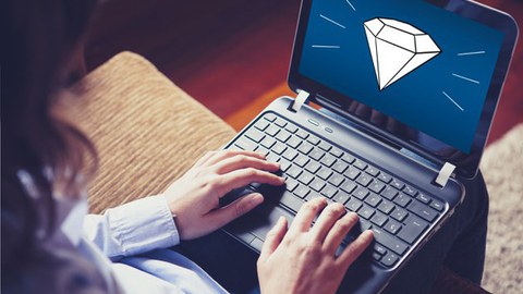 Person sitzt auf einem Sofa und tippt auf einem Laptop; auf dem Bildschirm ist ein Diamant-Symbol zu sehen.