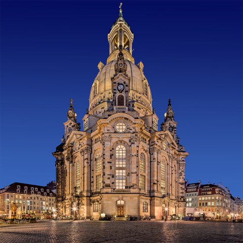 The picture shows the Frauenkirche Dresden at night.
