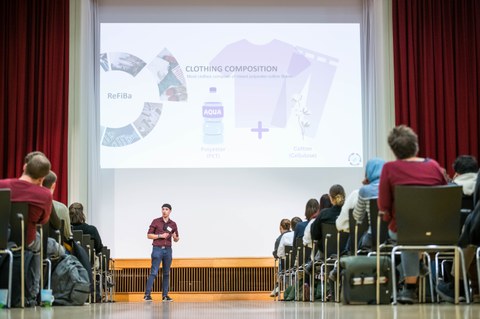 Aaron Anslemi präsentiert den Science Slam mit einer Präsentation