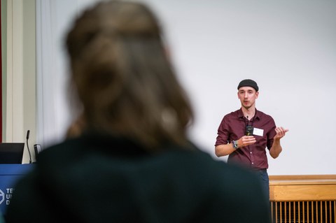 Aaron Anselmi präsentiert den Science Slam