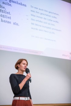 Anastasia Averkova präsentiert ihren Science Slam. 
