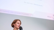 Anastasia Averkova präsentiert ihren Science Slam. 
