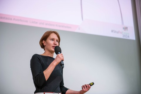Anastasia Averkova Präsentiert ihren Science Slam.