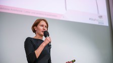 Anastasia Averkova Präsentiert ihren Science Slam.