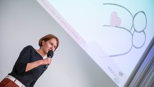 Anastasia Averkova präsentiert ihren Science Slam. 