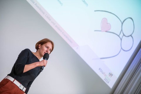 Anastasia Averkova präsentiert ihren Science Slam. 