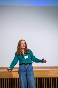 Annalena Rodenberg präsentiert ihren Science Slam.