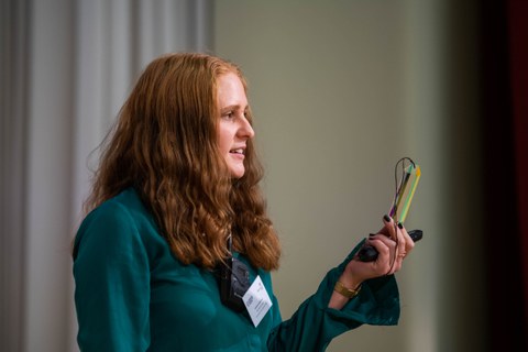 Annelena Rodenberg zeigt ein Objekt bei der Präsentation ihres Science Slams