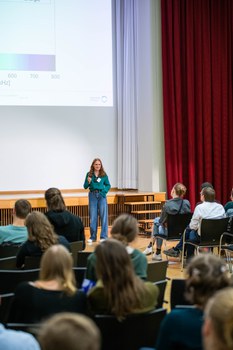 Annalena Rodenberg präsentiert ihren Science Slam.