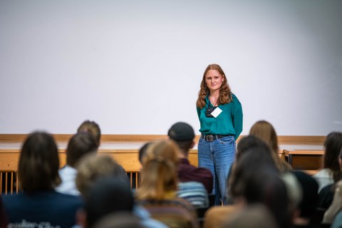 Annalena Rodenberg präsentiert ihren Science Slam.